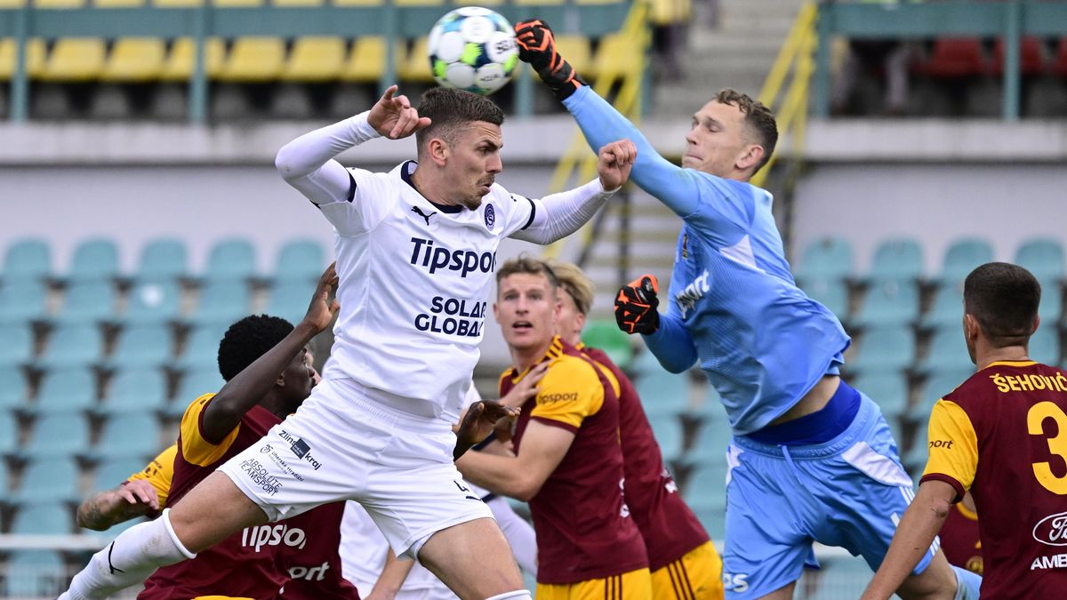 Dukla udolala Slovácko a už není v lize poslední